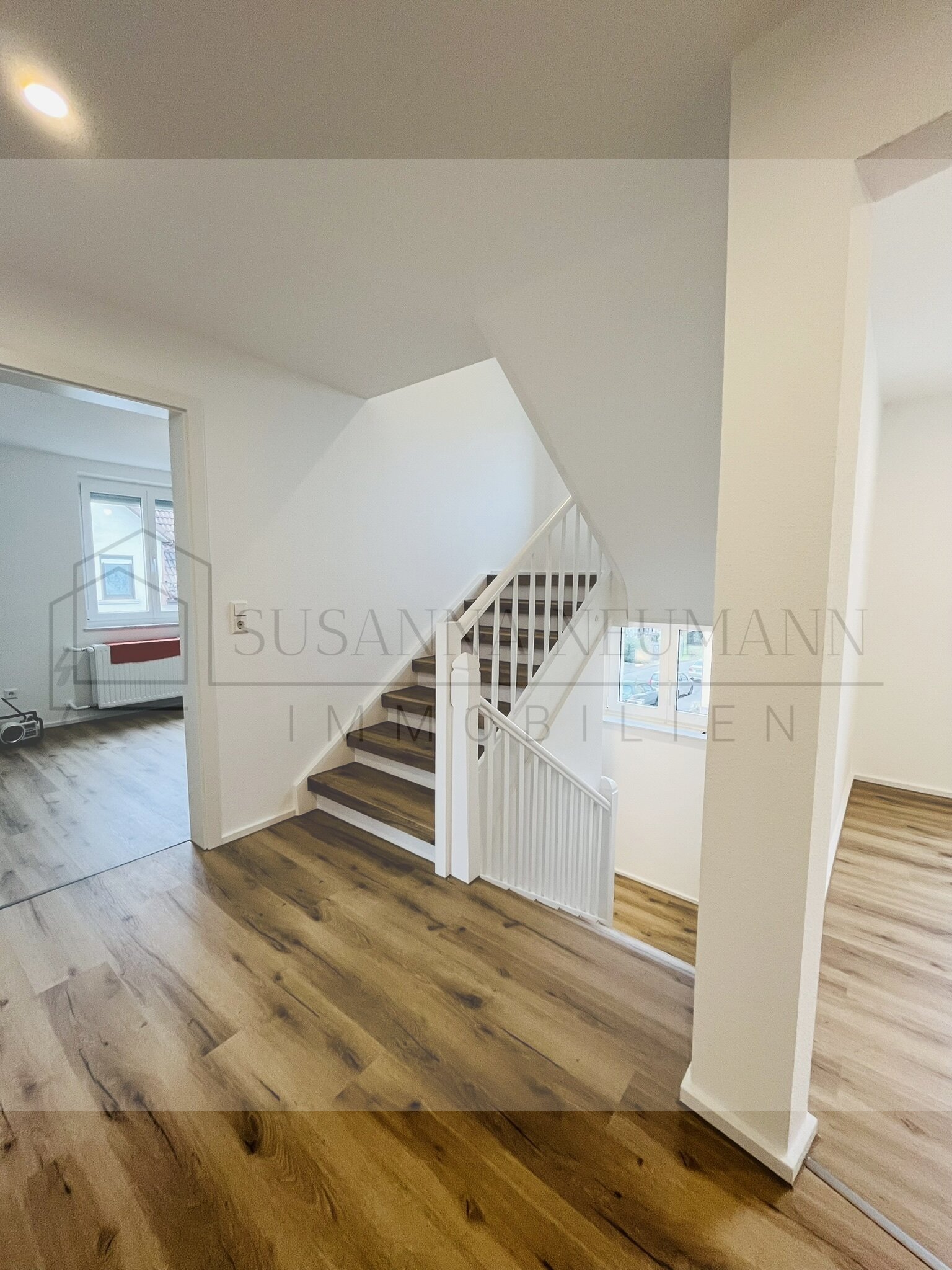 Flur mit Treppenaufgang Blick in Zimmer 1